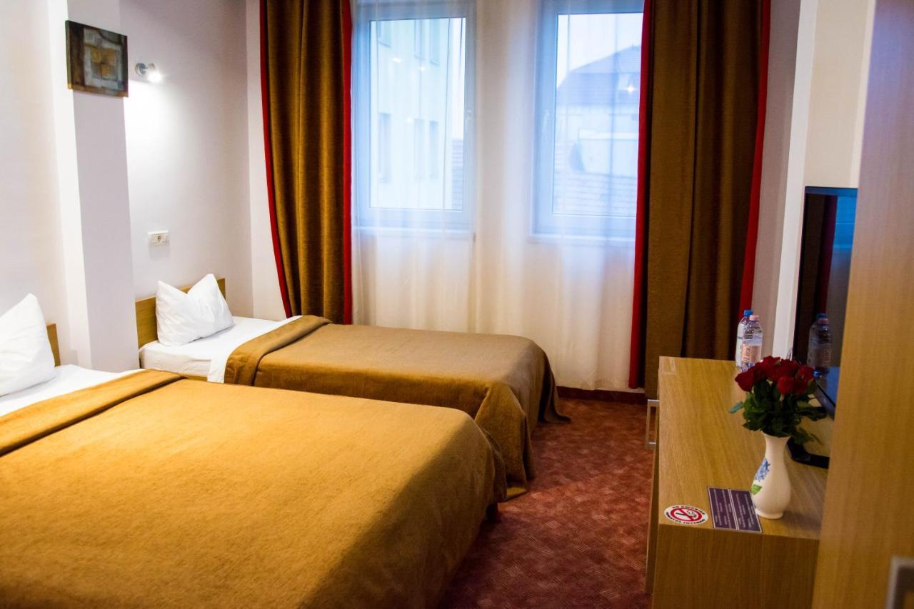 Hotel Riga Arad Buitenkant foto