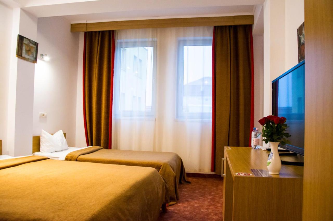 Hotel Riga Arad Buitenkant foto