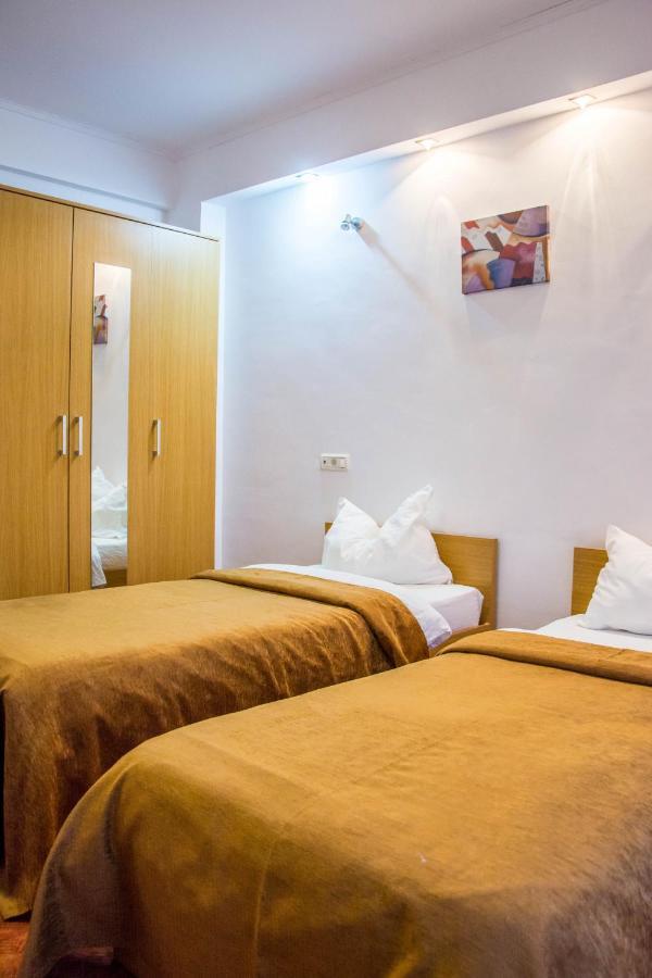 Hotel Riga Arad Buitenkant foto