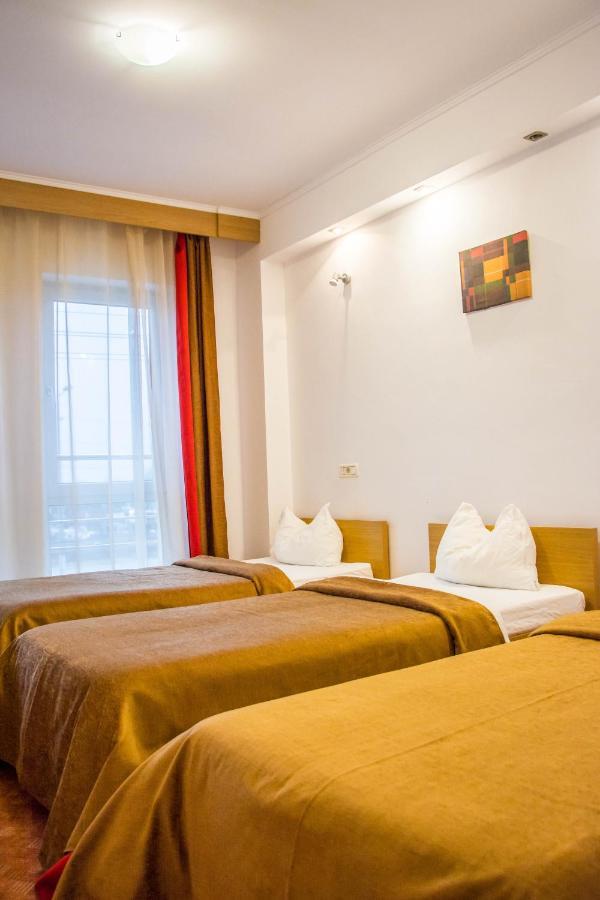 Hotel Riga Arad Buitenkant foto