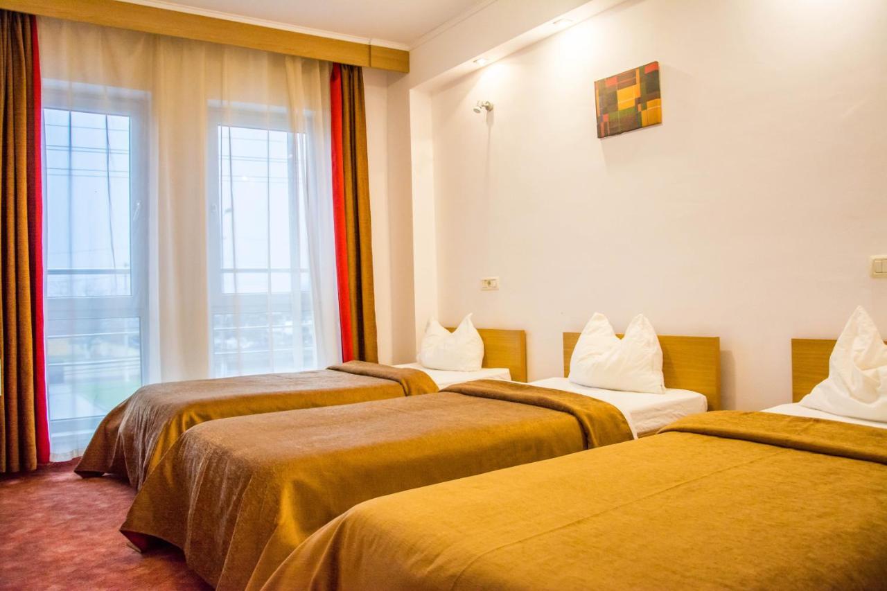 Hotel Riga Arad Buitenkant foto