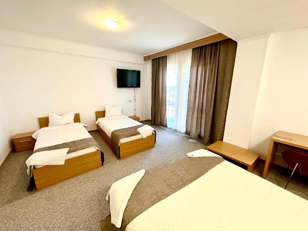 Hotel Riga Arad Buitenkant foto